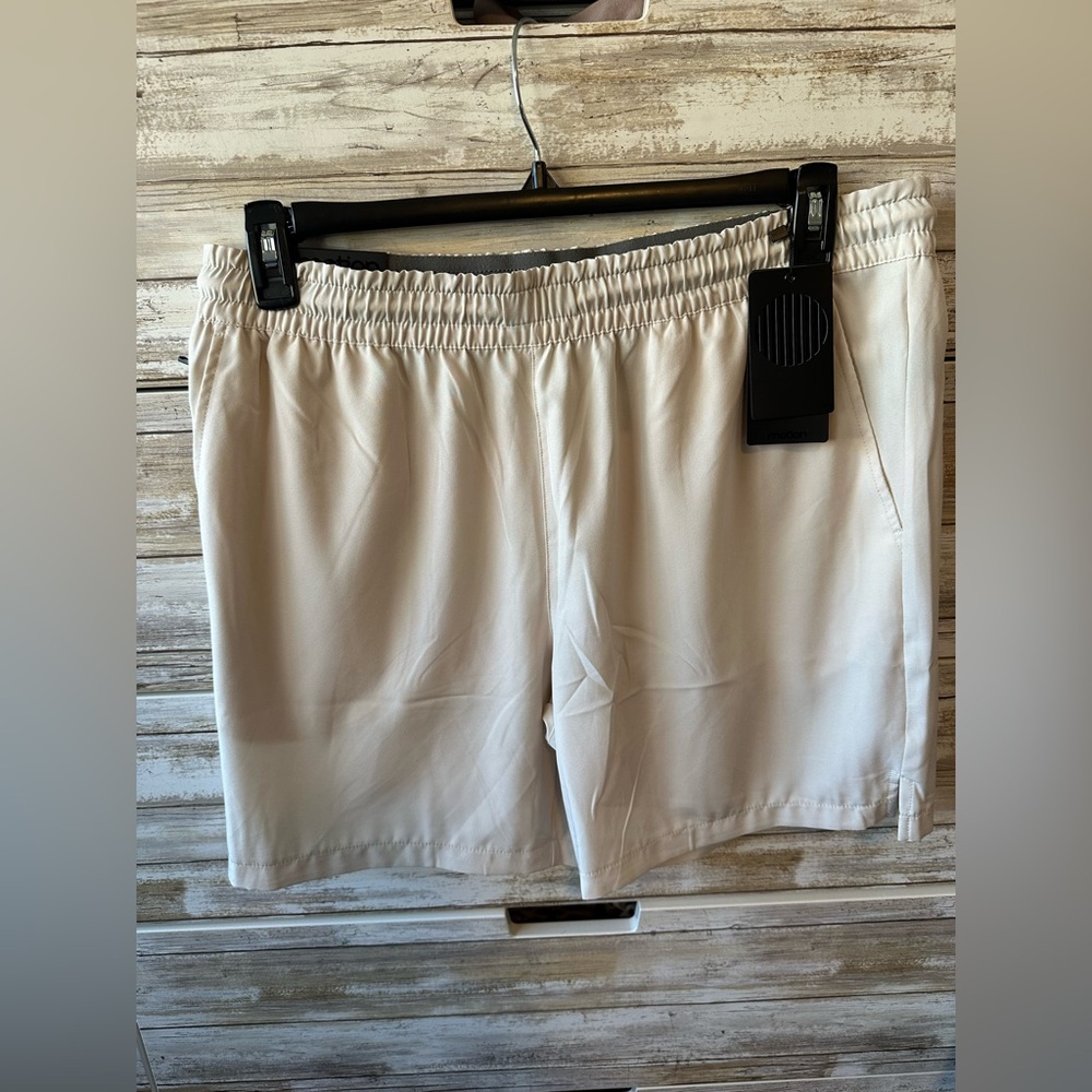 🩳 Motion Men’s Cream Athletic Shorts Size L NWT Zipper Pockets Stretch